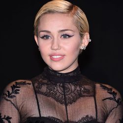 Para completar un look de eyeliner, Miley Cyrus apuesta por un labial nude