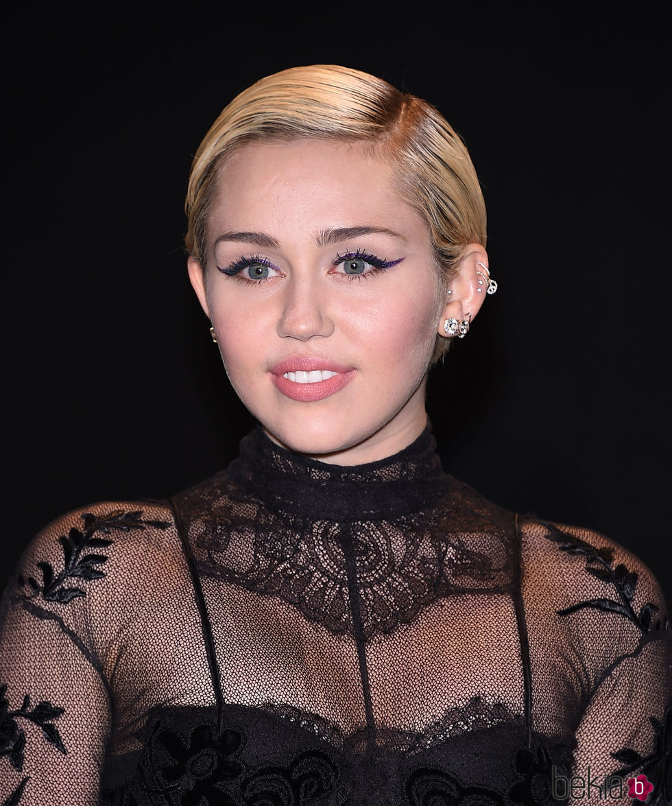 Para completar un look de eyeliner, Miley Cyrus apuesta por un labial nude