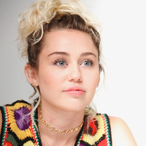 Para completar un look de eyeliner, Miley Cyrus apuesta 