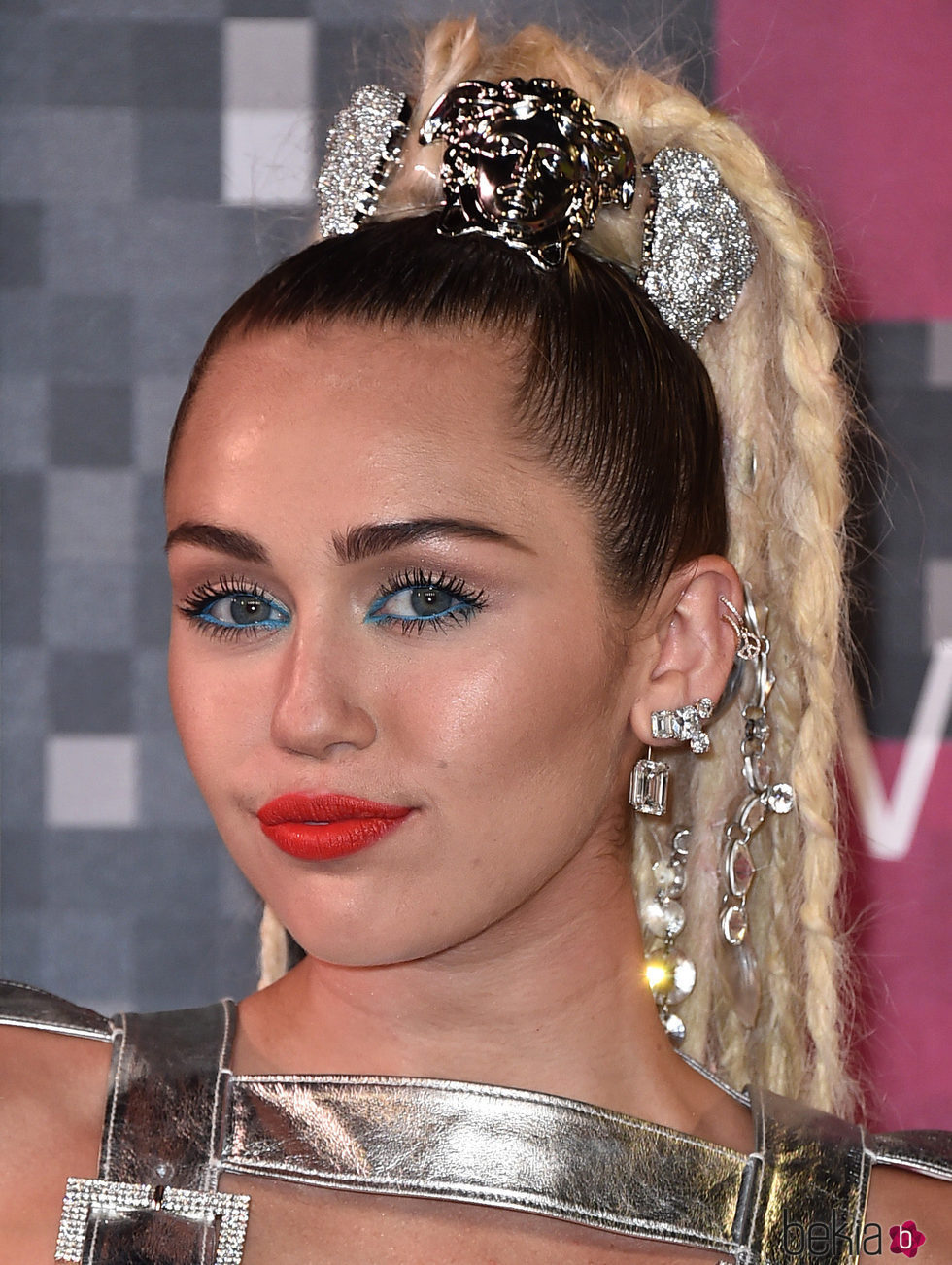 Miley Cyrus maquilla la waterline de azul