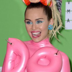 Miley Cyrus delinea sus ojos en un tono azulado