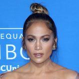 Jennifer Lopez deslumbra con un moño casual