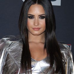 Demi Lovato opta por un look ahumado en negro