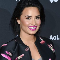 Demi Lovato esculpe sus mejillas con polvos bronceadores