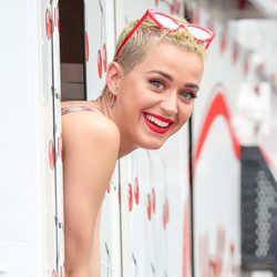 Katy Perry perfila sus cejas para enmarcar el rostro