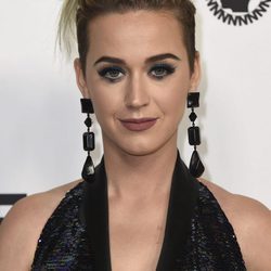 Katy Perry apuesta por unos labios marrones de acabado mate