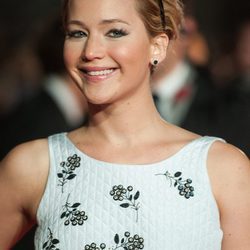 Jennifer Lawrence con cabello corto y diadema
