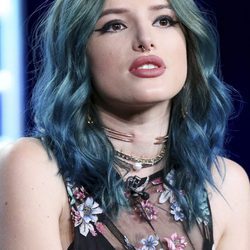 Bella Thorne con una melena midi en tonos azules