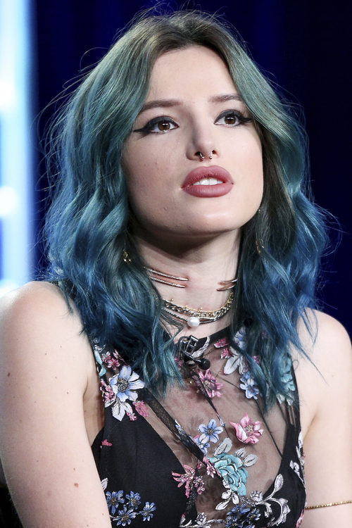 Bella Thorne con una melena midi en tonos azules