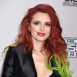 Bella Thorne con el pelo rojo y puntas verdes