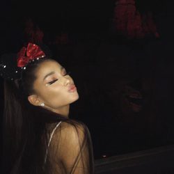 Ariana Grande esculpe su rostro con polvos bronceadores