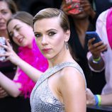 Scarlett Johansson con el pelo corto engominado