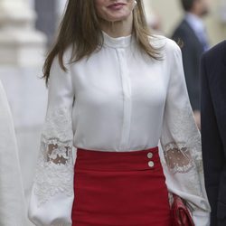La Reina Letizia enmarca su mirada bajo unas cejas arqueadas