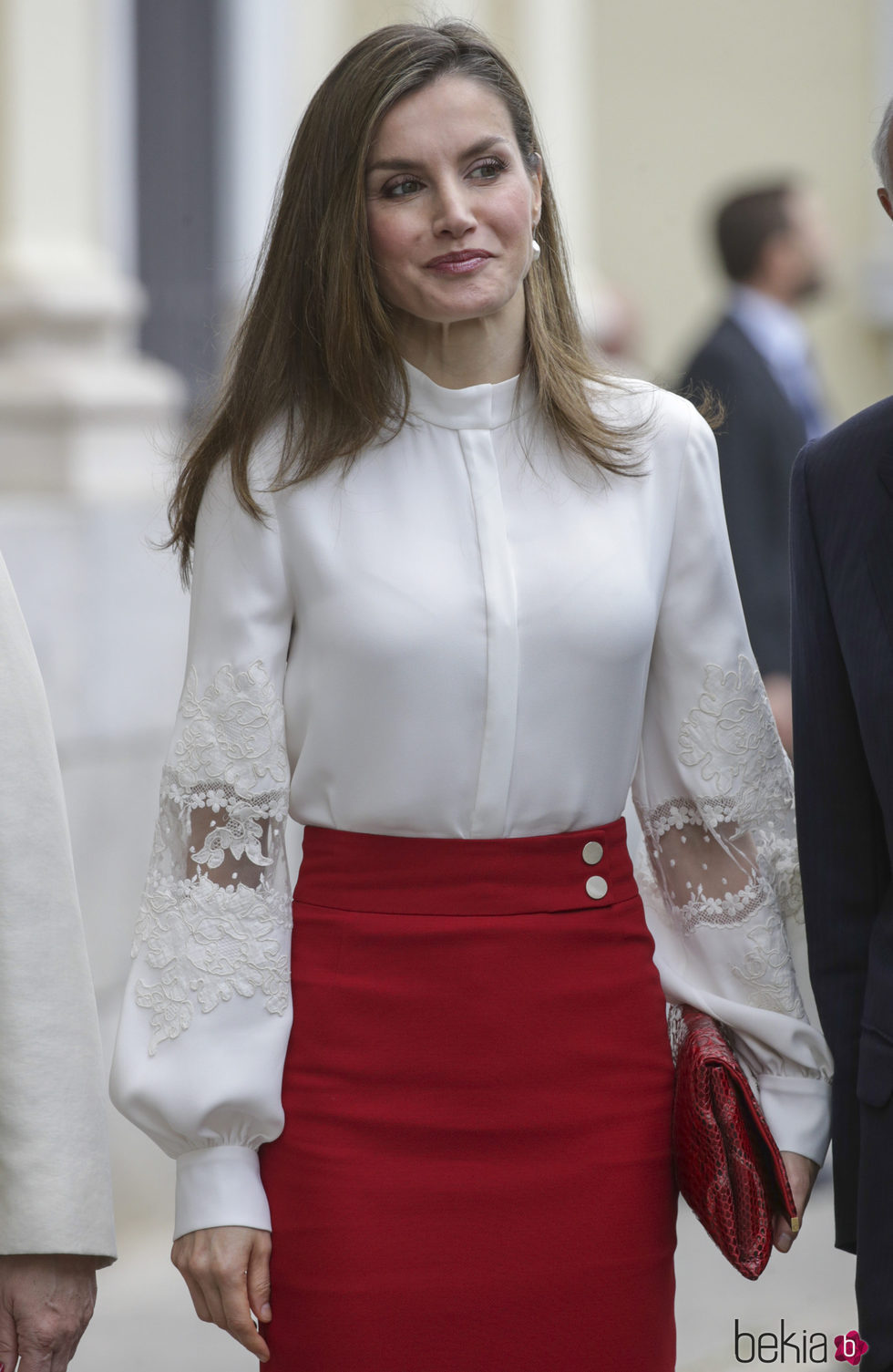 La Reina Letizia enmarca su mirada bajo unas cejas arqueadas
