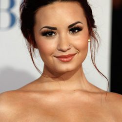 Demi Lovato con recogido y mechones sueltos