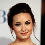Demi Lovato con recogido y mechones sueltos