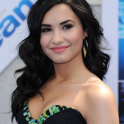 Demi Lovato con el pelo oscuro y ondas