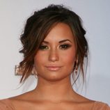 Demi Lovato con recogido informal y flequillo