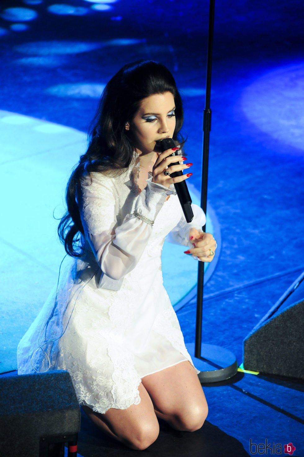 Lana Del Rey con una larga melena y tupé