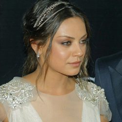 Mila Kunis con recogido con diadema