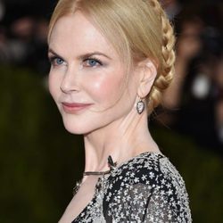 Nicole Kidman con recogido con trenzas y diadema