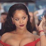 Rihanna con un maquillaje en tonos rojizos