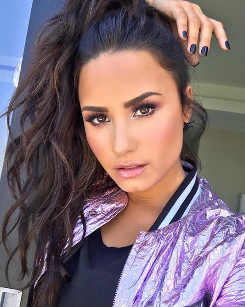Demi Lovato con coleta alta y maquillaje en tonos rosas