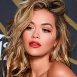 Rita Ora con melena despeinada y labios rojos