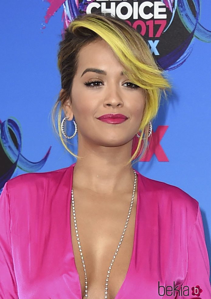 Rita Ora con recogido y mechones en amarillo
