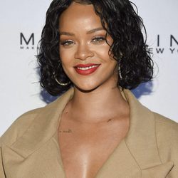 Rihanna con melena bob efecto mojado y labios rojos