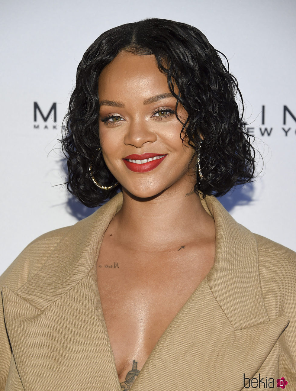 Rihanna con melena bob efecto mojado y labios rojos