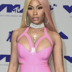 Nicki Minaj con extensiones rubias y rosas y marcado delineado
