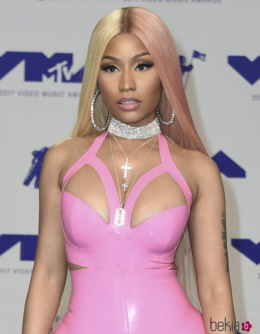 Nicki Minaj con extensiones rubias y rosas y marcado delineado