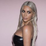 Kim Kardashian en el desfile de Tom Ford con una melena gris ceniza