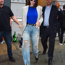 Kendall Jenner con cabello midi extra liso en una reunión de trabajo en Nueva York