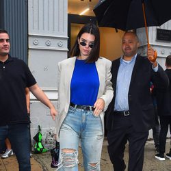 Kendall Jenner con cabello midi extra liso en una reunión de trabajo en Nueva York