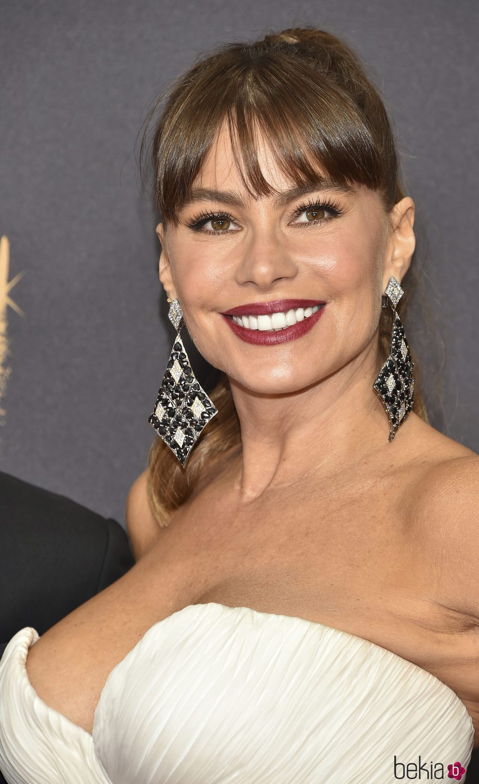 Sofía Vergara luce flequillo durante los Emmy Awards 2017