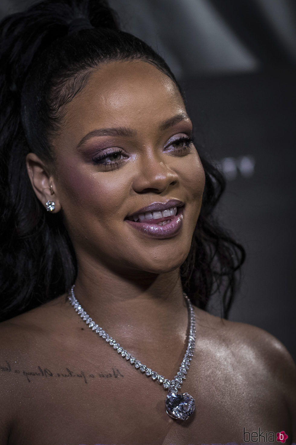 Rihanna presume de maquillaje morado