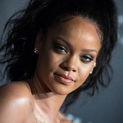 Rihanna luce una coleta alta en la presentación de Fenty Beauty de París