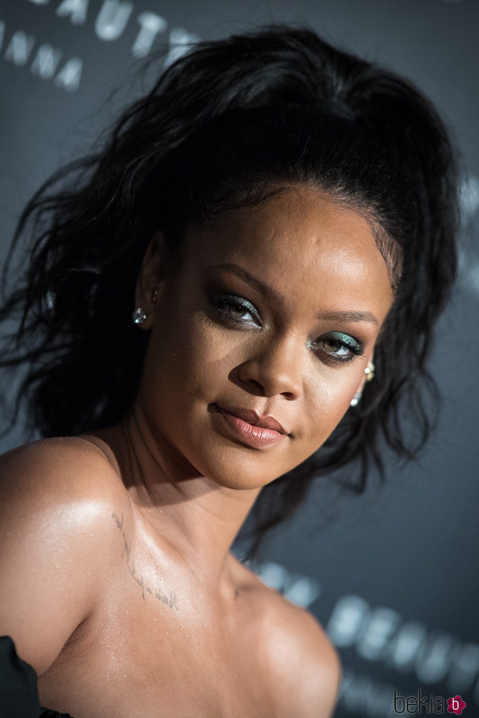 Rihanna luce una coleta alta en la presentación de Fenty Beauty de París