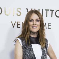 Julianne Moore sin peinar en la inauguración de una tienda Louis Vuitton en París