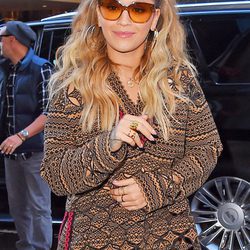 Rita Ora con un look muy natural caminando por las calles de Nueva York