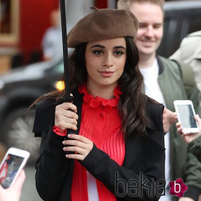 Camila Cabello luciendo una boina chic durante un paseo por la ciudad de Londres