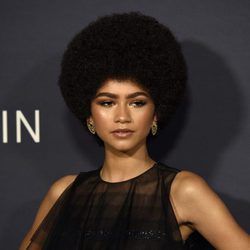 Zendaya con pelo afro en la ceremonia de Premios In Style en Los Ángeles