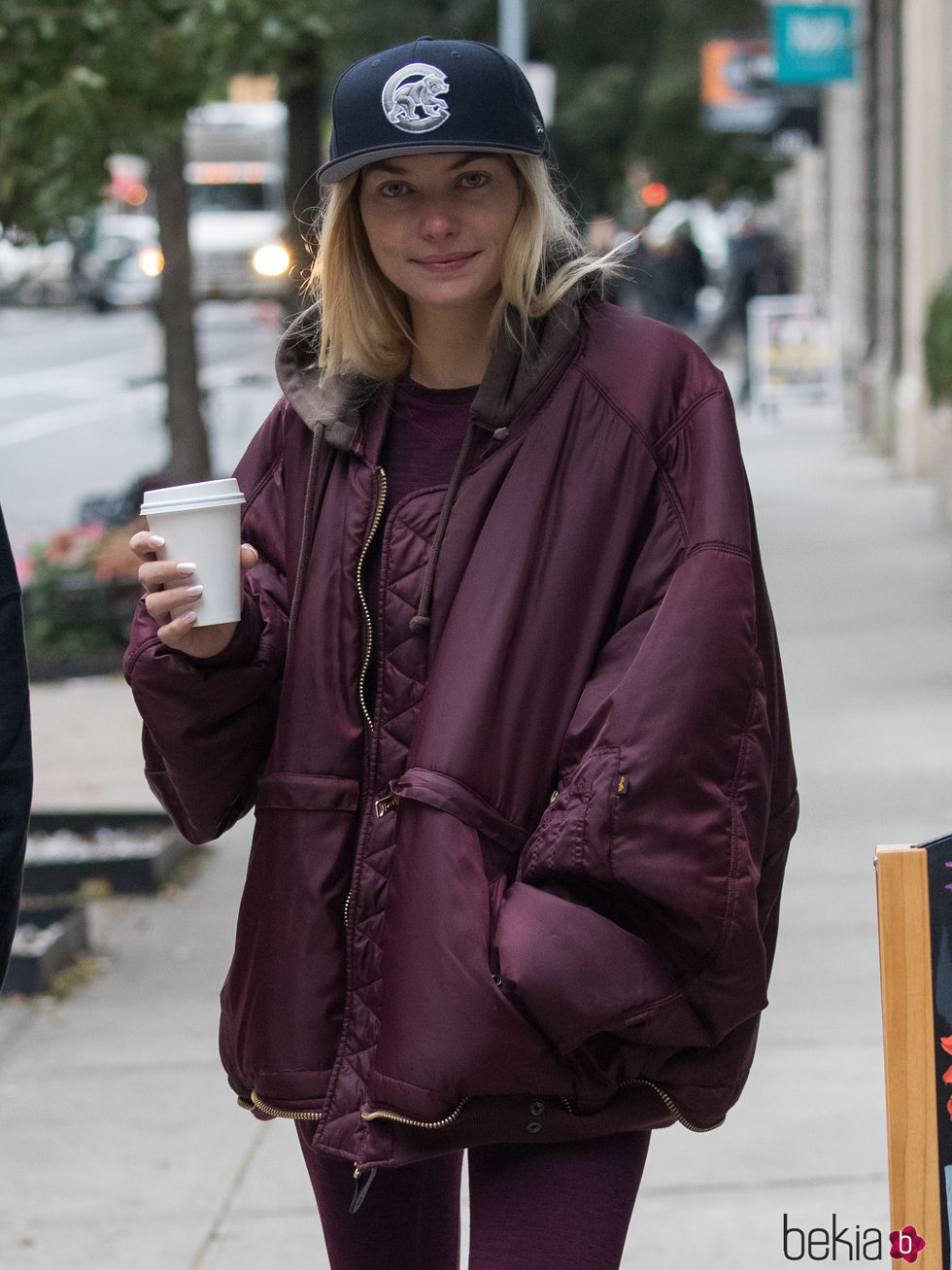 Jessica Hart con cara de resaca por las calles de Nueva York