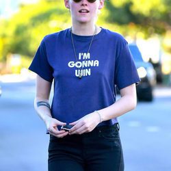 Kristen Stewart paseando por las calles de Los Ángeles con la cara muy roja
