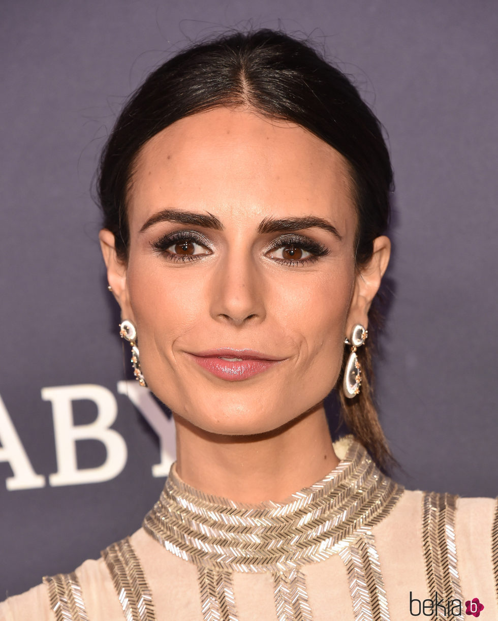 Jordana Brewster con un maquillaje glitter en los párpados