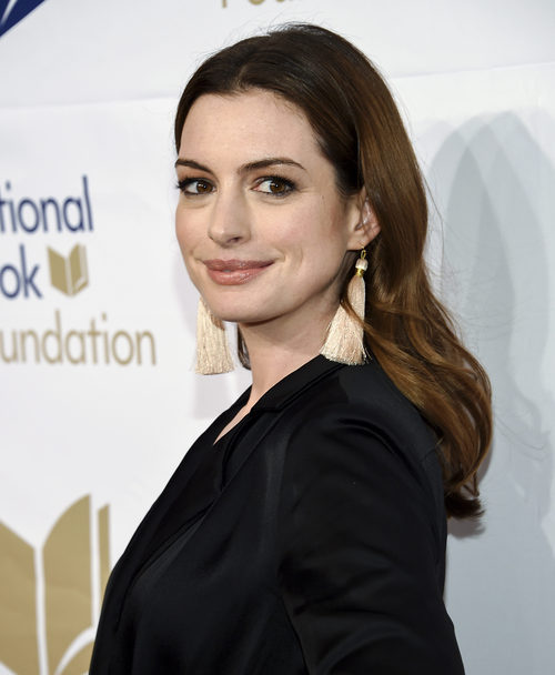 Anne Hathaway en los premios 68 de National Book en Nueva York