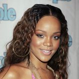Peinado de Rihanna con larga melena rizada en color castaño