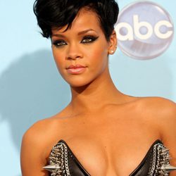 Peinado de Rihanna con pelo corto y cresta ondulada en tono negro azabache